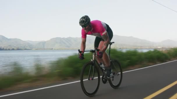 Rastreamento Ciclista Estrada Rural Totalmente Liberado Para Uso Comercial — Vídeo de Stock