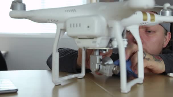 Hombre Oficina Trabajando Con Dron — Vídeos de Stock
