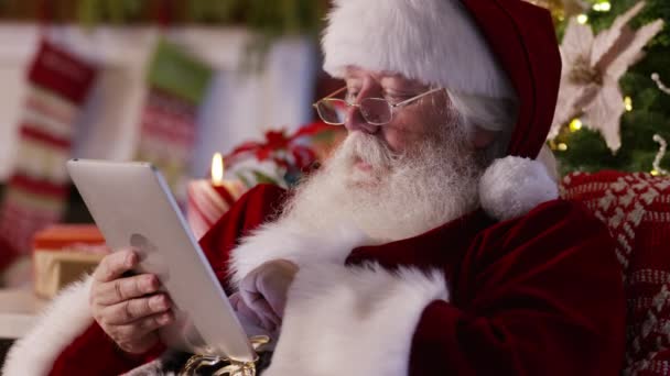 Weihnachtsmann Mit Digitalem Tablet — Stockvideo