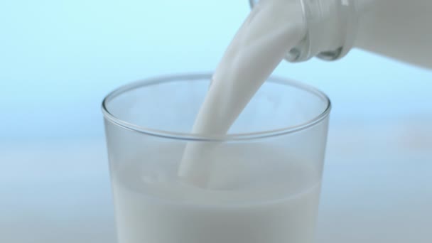 Наливание Молока Разбрызгивание Замедленной Съемке — стоковое видео