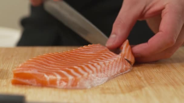 Sushi Kock Skivning Laxfisk — Stockvideo