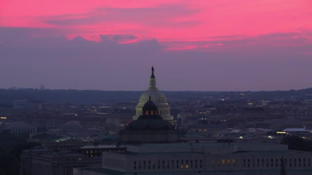 华盛顿特区大约在2017年 国会楼和国会图书馆的空中景观在黄昏 用Cineflex和Red Epic Helium拍摄 — 图库视频影像