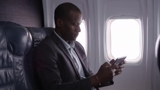 Empresário Usando Tablet Digital Avião — Vídeo de Stock