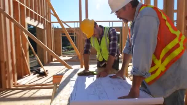 Trabalhadores Construção Examinando Planos Juntos — Vídeo de Stock