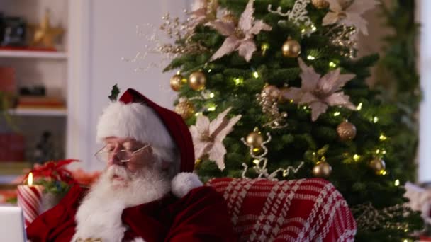 Weihnachtsmann Mit Laptop Wohnzimmer — Stockvideo