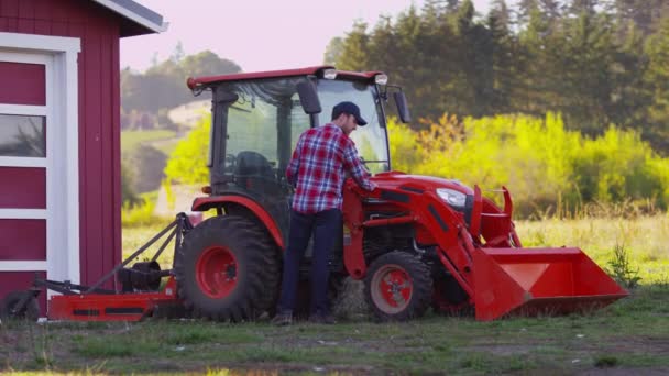 Landwirt Steigt Traktor — Stockvideo