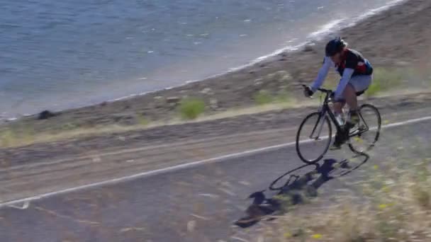 在乡间路上骑自行车的人 — 图库视频影像