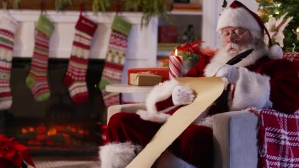 Weihnachtsmann Schreibt Auf Liste — Stockvideo