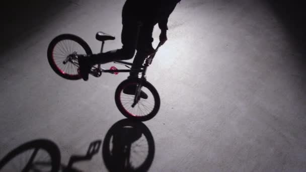 Ποδήλατο Ποδηλάτης Κάνει Κόλπα Σκοτεινή Αποθήκη — Αρχείο Βίντεο