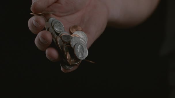 Рука Сбрасывает Монеты Замедленной Съемке Выстрел Phantom Flex 1000 Кадров — стоковое видео