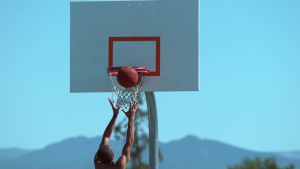 Super Slow Motion Shot Basket Ball Slam Dunk Tourné Sur — Video