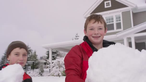Porträtt Två Pojkar Som Håller Stora Snöbollar Hemma Vintern — Stockvideo