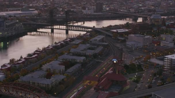 オレゴン州ポートランド2017年頃 早朝にポートランドの空中撮影 CineflexとRed Epic Heliumで撮影 — ストック動画