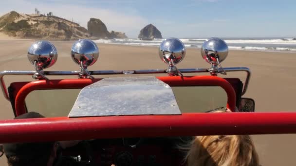 Par Som Kjorer 4X4 Veigående Kjøretøy Kjørende Strand – stockvideo