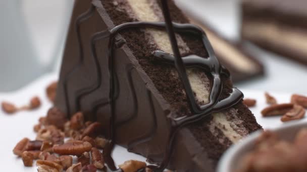 以超级慢动作把巧克力倒在蛋糕上 用幻影Flex 4K射击 — 图库视频影像