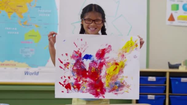 Młoda Dziewczyna Trzyma Się Projekt Malowania Palcami Szkole — Wideo stockowe