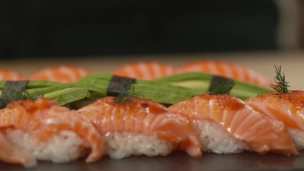 Vyzvednutí Sushi Hůlkami — Stock video