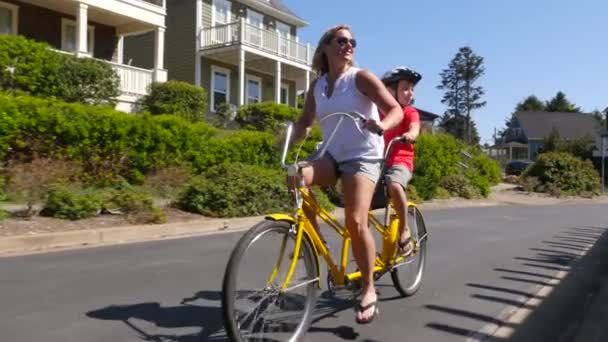 Anne Oğlu Kıyı Tatilinde Birlikte Bisiklet Sürüyorlar — Stok video