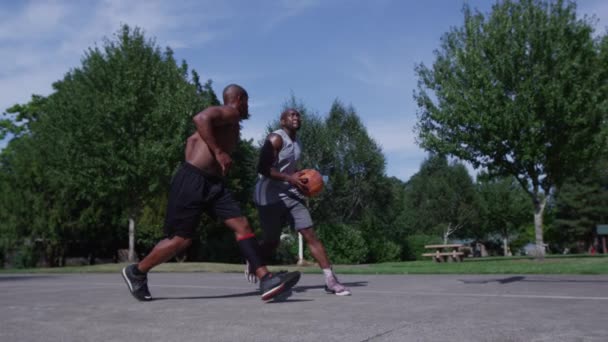 Eins Gegen Eins Beim Street Basketball Spieler Macht Layup — Stockvideo