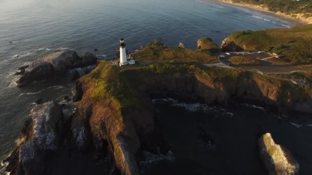Yaquina Körfezi Deniz Feneri Havadan Çekim — Stok video