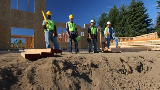 Gruppe Von Bauarbeitern Vor Baustelle — Stockvideo