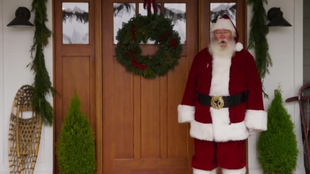 Papai Noel Acenando Pela Porta Frente — Vídeo de Stock