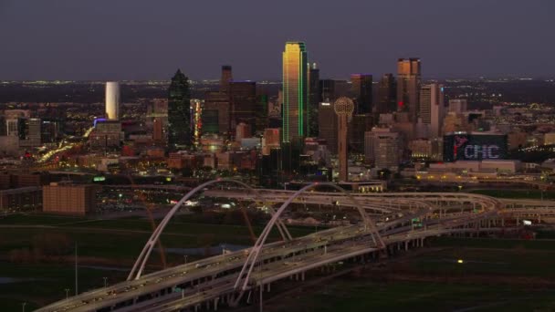ダラス テキサス州 2017年頃 夕暮れ時のマーガレット マクダーモット橋と都市の空中写真 — ストック動画