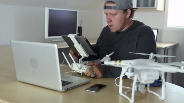 Homem Escritório Trabalhando Com Drone — Vídeo de Stock