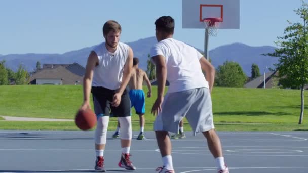 Venner Som Spiller Basketball Parken Mot – stockvideo