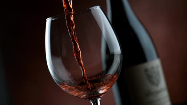 グラスに注ぐワイン スローモーション — ストック動画