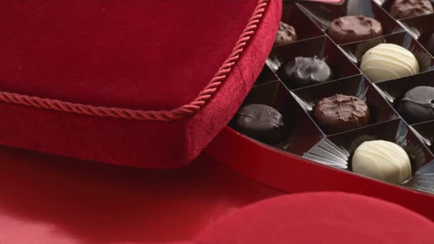 Valentýna Srdce Tvaru Bonboniéra Plná Čokolády — Stock video