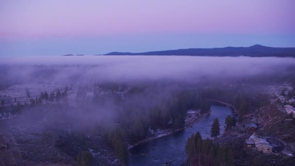 オレゴン州 2018年頃 オレゴン州ベンドのすぐ外の低霧でデシュテツ川を飛んでいます CineflexジンバルとRed Epic Wカメラでヘリコプターから撮影 — ストック動画