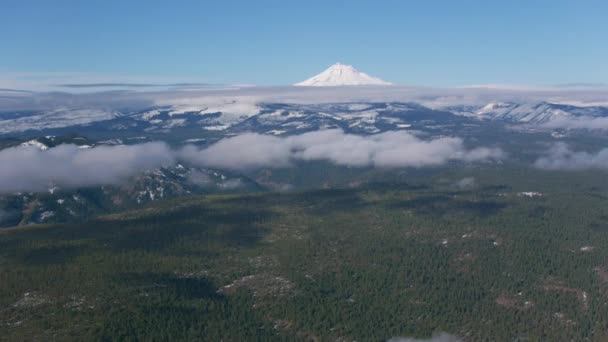 オレゴン州 2018年頃 富士山に向かう ジェファーソンは雲が少ない CineflexジンバルとRed Epic Wカメラでヘリコプターから撮影 — ストック動画