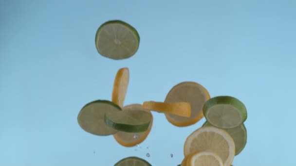 Zitronen Und Limettenscheiben Zeitlupe Aufgenommen Mit Phantom Flex Bei 1000 — Stockvideo
