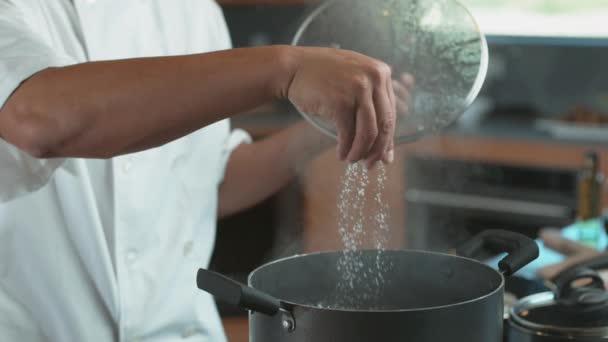 Chef Deja Caer Sal Olla Cámara Súper Lenta Filmada Con — Vídeos de Stock