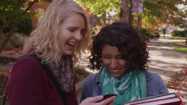 Dois Estudantes Universitários Campus Olhando Para Telefone Celular — Vídeo de Stock