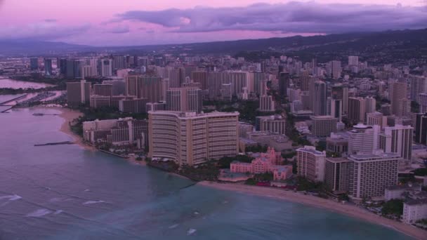 ホノルル オアフ島 ハワイ2018年頃 ワイキキのホテルやビーチの空中ビュー CineflexとRed Epic Heliumで撮影 — ストック動画
