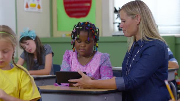Insegnante Studente Usano Tablet Digitale Classe — Video Stock