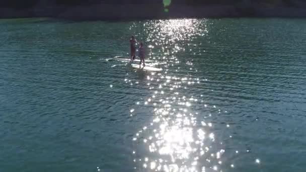 Aerial Drone Shot Pareja Remando Stand Paddle Boards Lago — Vídeos de Stock