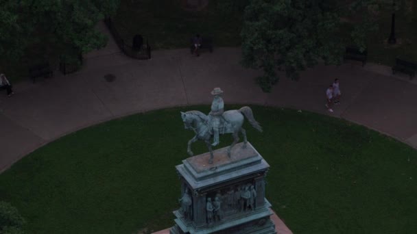 华盛顿特区大约在2017年 洛根圆环的空中景观和约翰 洛根的雕像 用Cineflex和Red Epic Helium拍摄 — 图库视频影像