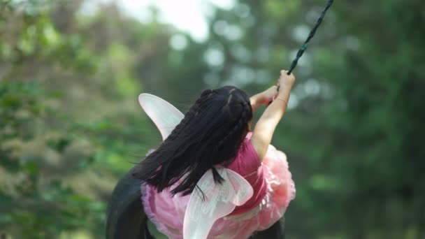 穿着仙女公主服装的女孩在秋千上 在幻影Flex 4K上被击中 — 图库视频影像