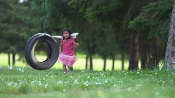 Chica Traje Princesa Hadas Corriendo Para Neumático Swing Disparado Phantom — Vídeos de Stock