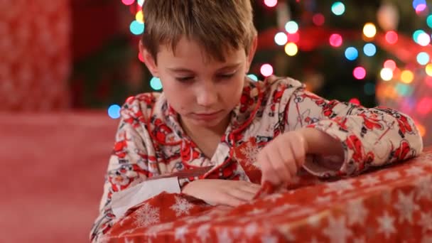 Chico Rasgando Papel Regalo Navidad — Vídeo de stock