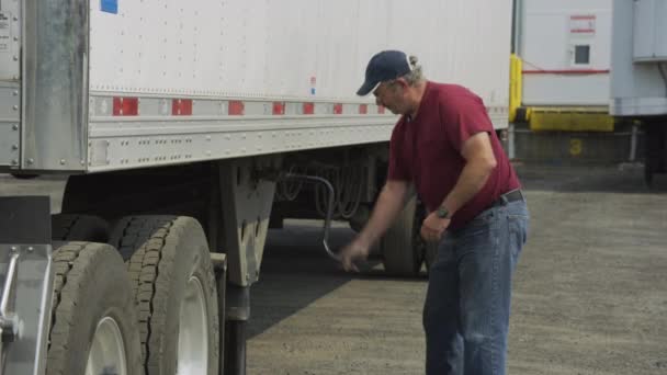 Kierowca Ciężarówki Przygotowuje Przyczepę Pełne Dopuszczenie Użytku Komercyjnego — Wideo stockowe