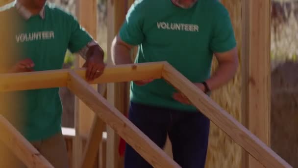 Voluntários Trabalhando Juntos Para Elevar Parede Projeto Construção — Vídeo de Stock