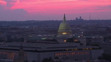Washington, D.C. 2017 dolaylarında, gün batımında Amerikan Kongre Binası 'nın havadan görünüşü. Cineflex ve RED Epic-W Helyum ile çekilmiştir..