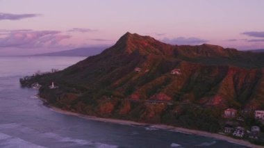 Honolulu, Oahu, Hawaii 2018 civarı. Diamond Head Krateri 'nin üzerinde güzel bir gün batımı. Cineflex ve RED Epic-W Helyum ile çekilmiştir..