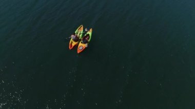 Göl kenarında kayak yapan çiftin insansız hava aracı görüntüleri.