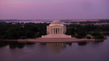 Washington, D.C. 2017 dolaylarında Jefferson Memorial ve Tidal Basin 'in gündoğumunda hava görüntüsü. Cineflex ve RED Epic-W Helyum ile çekilmiştir..