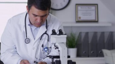 Bir mikroskop kullanarak veteriner